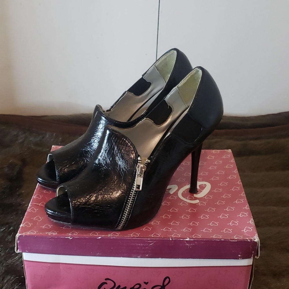 Heels - Picture 2 of 6